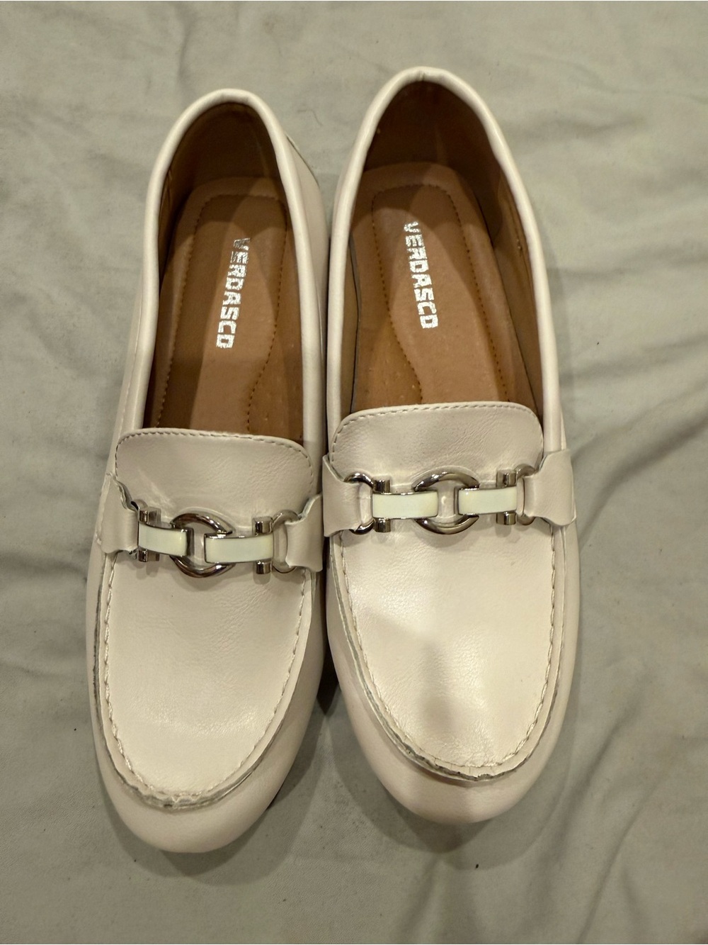 Classic White Leather Slip-On Loafers with Silver Chain Detail - Picture 2 of 6
